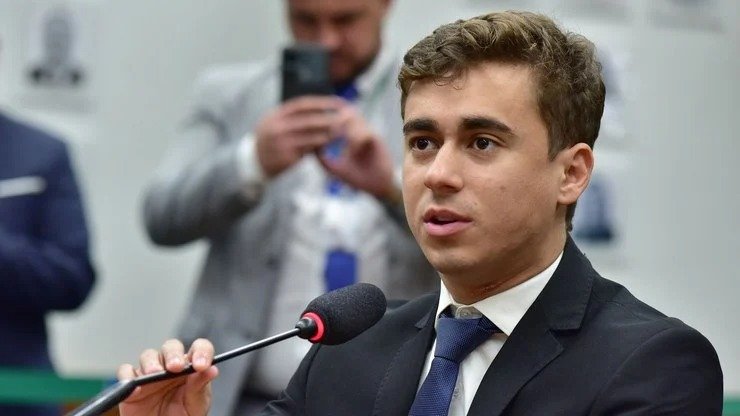 Nikolas irrita clã Bolsonaro ao se aproximar de Tarcísio Freitas